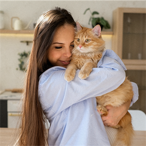 ¿Los gatos prefieren a las mujeres? Lo que dice la ciencia
