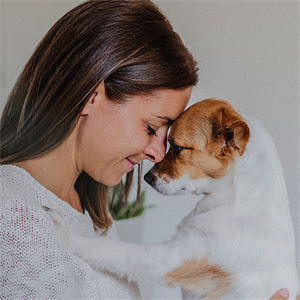 Cómo tu perro te sostiene emocionalmente en días difíciles